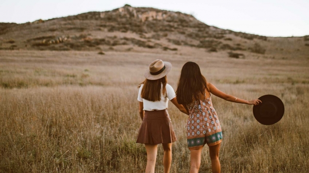 Women traveling, gift giving guide, how to choose a gift for travel lovers